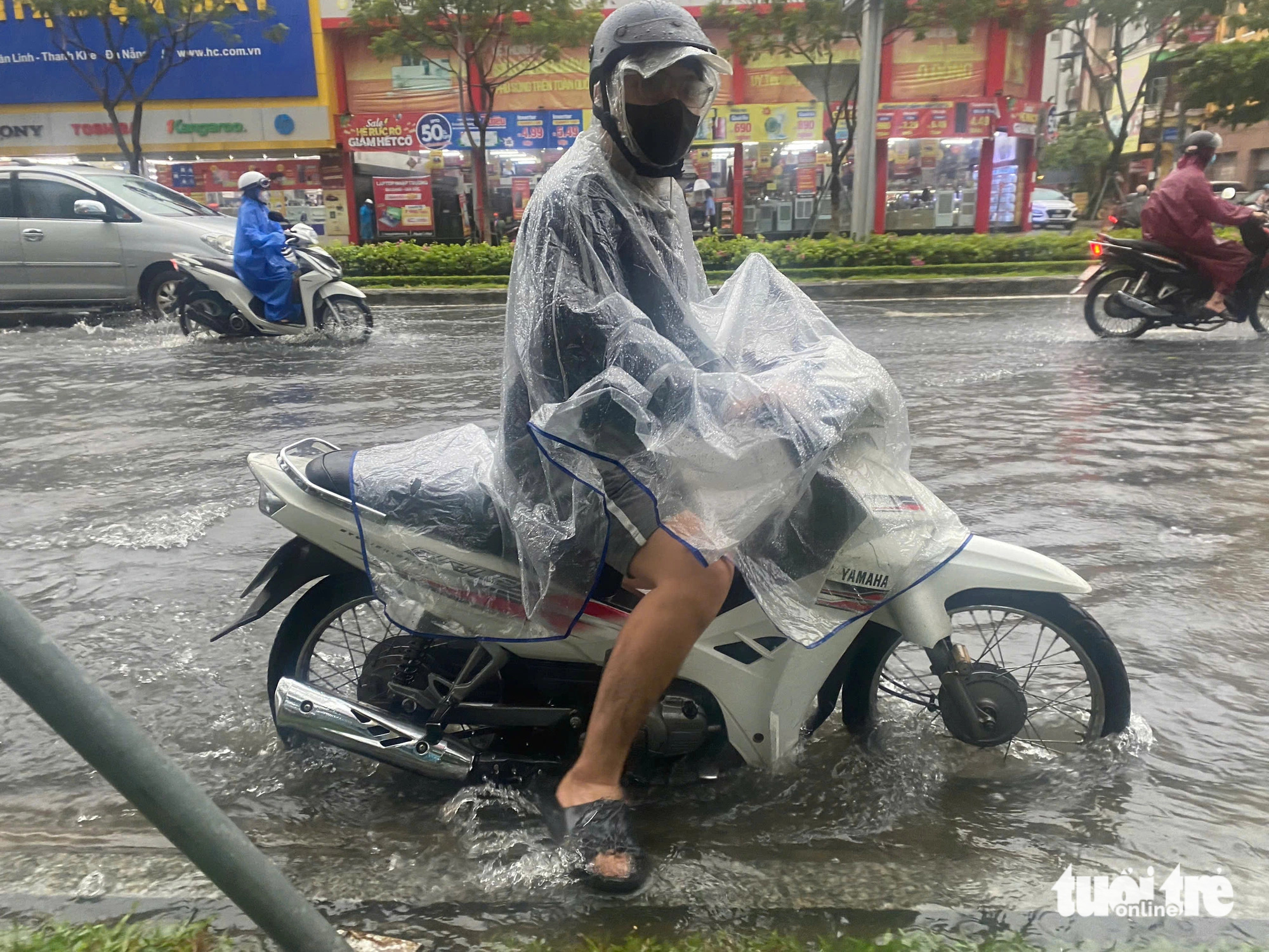 Nhiều nơi ở Đà Nẵng cho học sinh nghỉ học vì đường ngập - Ảnh 1.