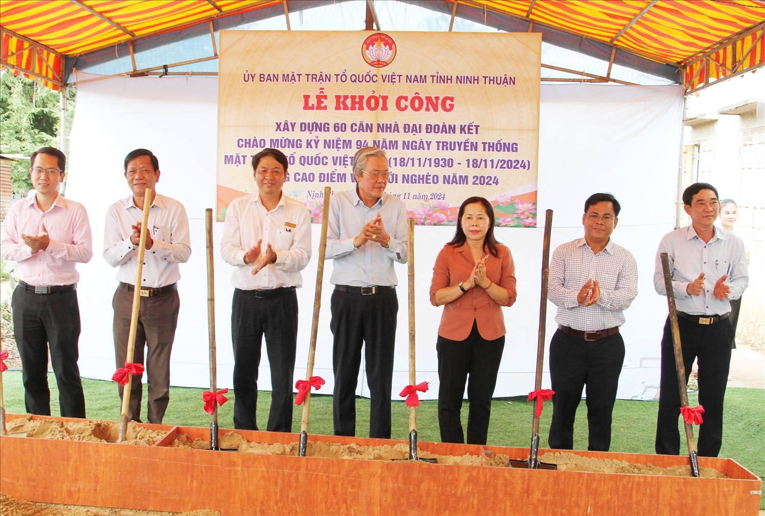 Ông Lê Văn Bình, Chủ tịch Ủy ban MTTQ Việt Nam tỉnh và lãnh đạo các sở ngành, chính quyền địa phương thực hiện nghi thức khởi công xây dựng 60 căn nhà Đại đoàn kết. 