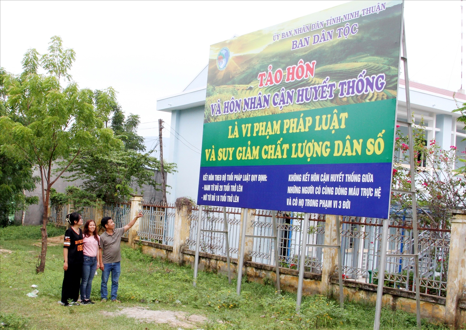 Panô tuyên truyền tảo hôn và hôn nhân cận huyết thống là vi phạm pháp luật và suy giảm chất lượng dân số do Ban Dân tộc tỉnh Ninh Thuận xây dựng tại xã Phước Thành, huyện Bác Ái. 