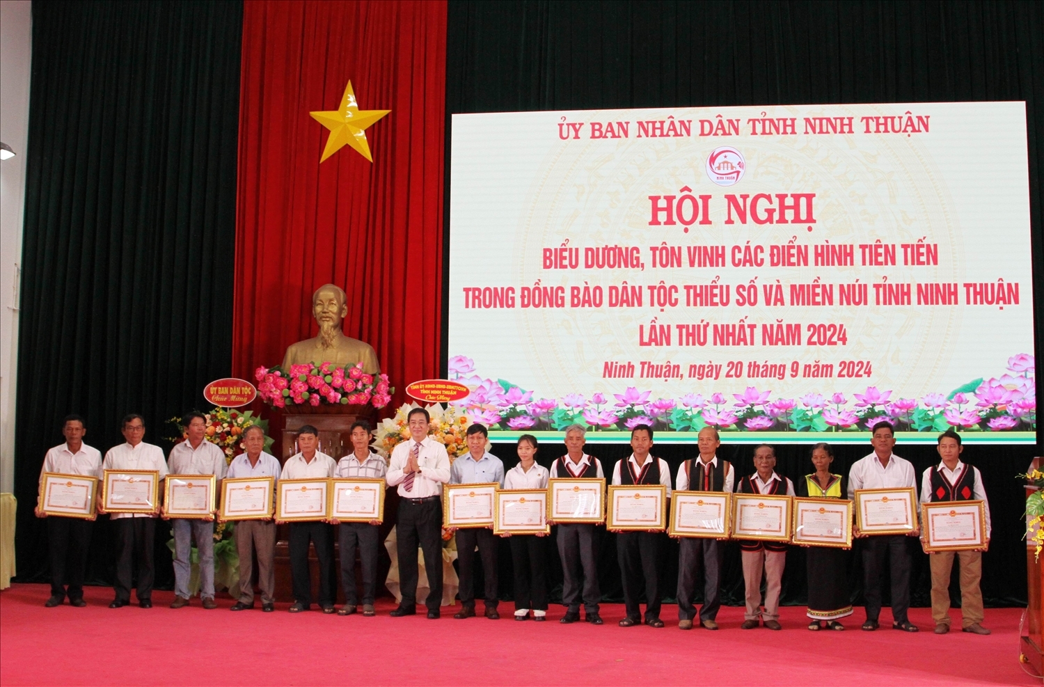 Ông Nguyễn Long Biên, Phó Chủ tịch UBND tỉnh Ninh Thuận trao Bằng khen của Chủ tịch UBND tỉnh Ninh Thuận cho các cá nhân tiêu biểu xuất sắc tại Hội nghị biểu dương, tôn vinh các điển hình tiên tiến trong đồng bào DTTS và miền núi tỉnh Ninh Thuận lần thứ Nhất năm 2024.