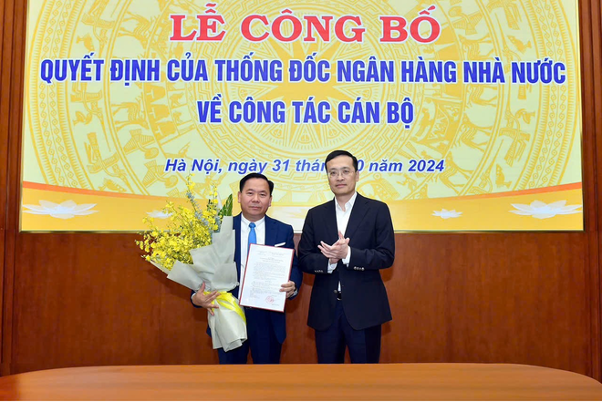 Phó Thống đốc Ngân hàng Nhà nước Phạm Quang Dũng trao quyết định cho ông Lại Hữu Phước