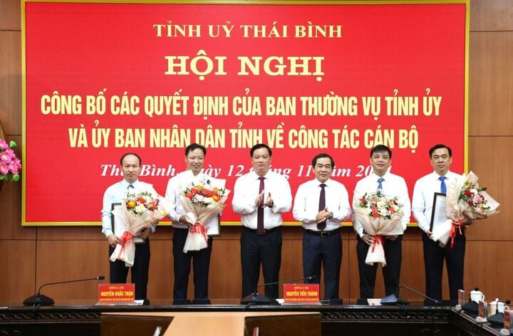 Ông Nguyễn Tiến Thành - Phó Bí thư thường trực Tỉnh ủy, Chủ tịch HĐND tỉnh và ông Nguyễn Khắc Thận - Chủ tịch UBND tỉnh Thái Bình trao quyết định và tặng hoa chúc mừng các cán bộ vừa được điều động, bổ nhiệm.