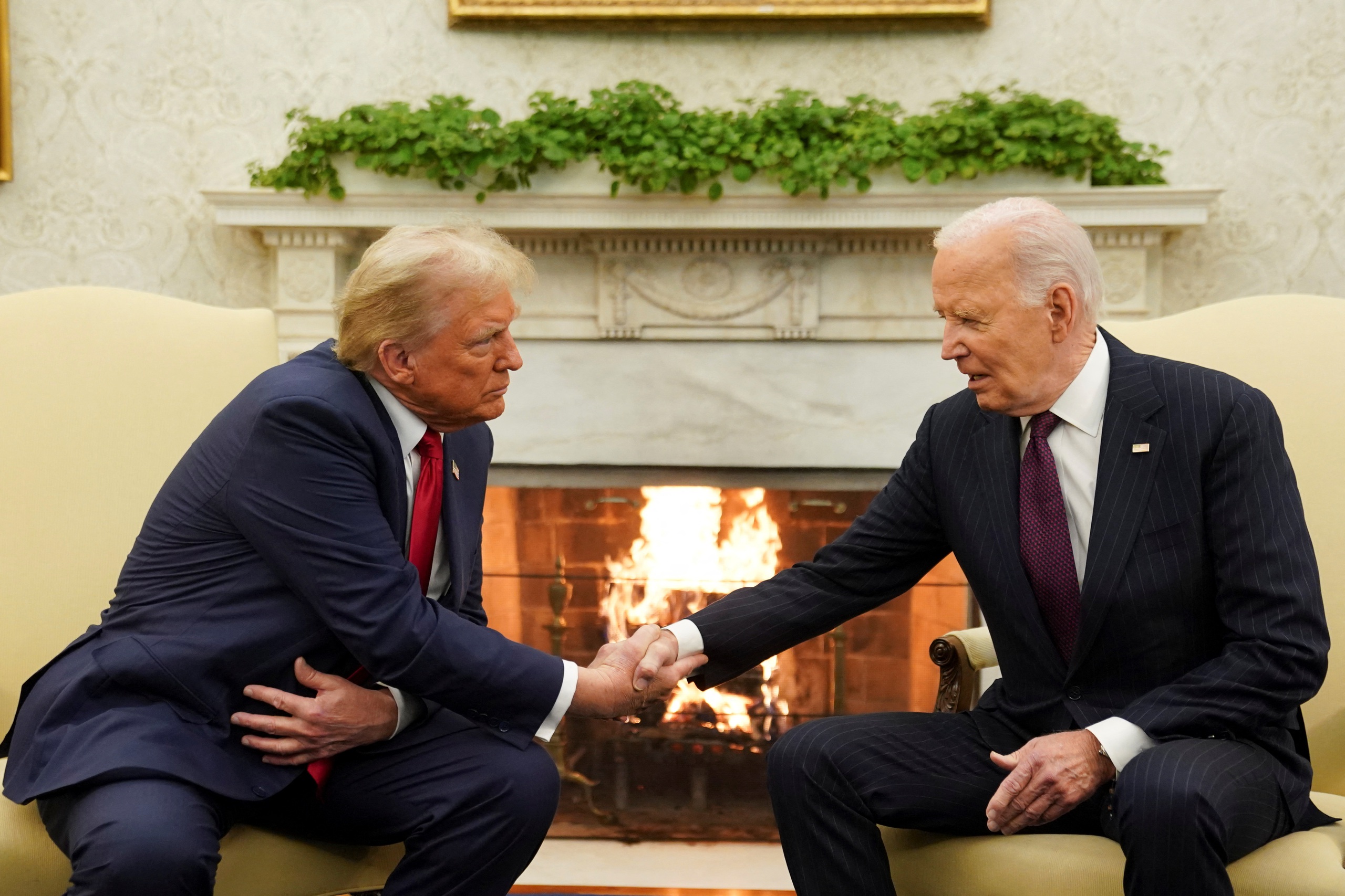 Ông Trump trở lại Nhà Trắng gặp ông Biden- Ảnh 1.