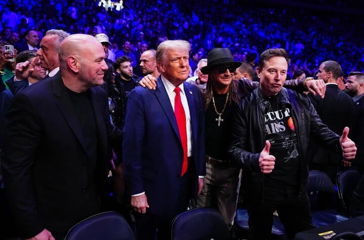 Từ trái qua là Chủ tịch UFC Dana White, Tổng thống đắc cử Donald Trump, ca sĩ Kid Rock và tỷ phú Elon Musk tại trận tranh vô địch MMA hạng nặng hôm 16/11. (Ảnh: NBC)