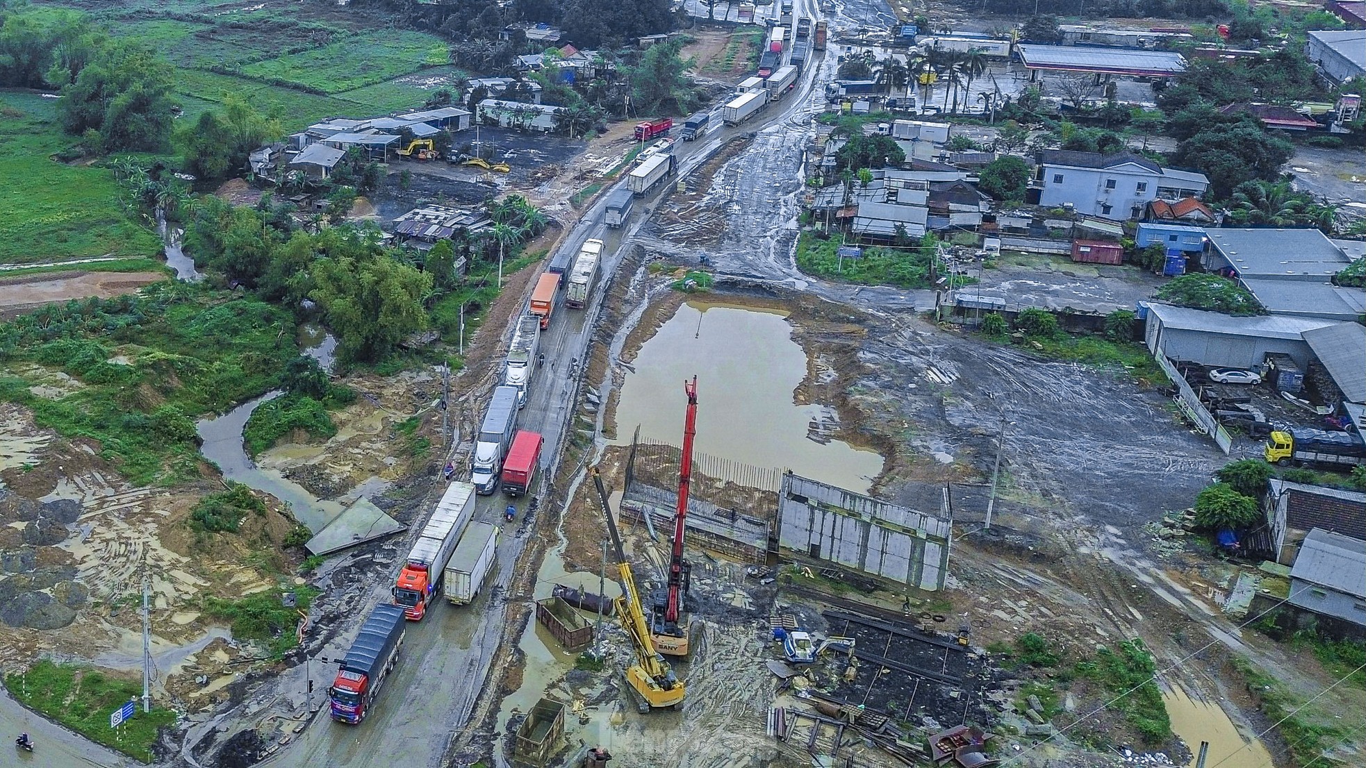 Ôtô nối nhau hàng cây số chờ qua nút giao đang thi công tốc ở Đà Nẵng ảnh 1