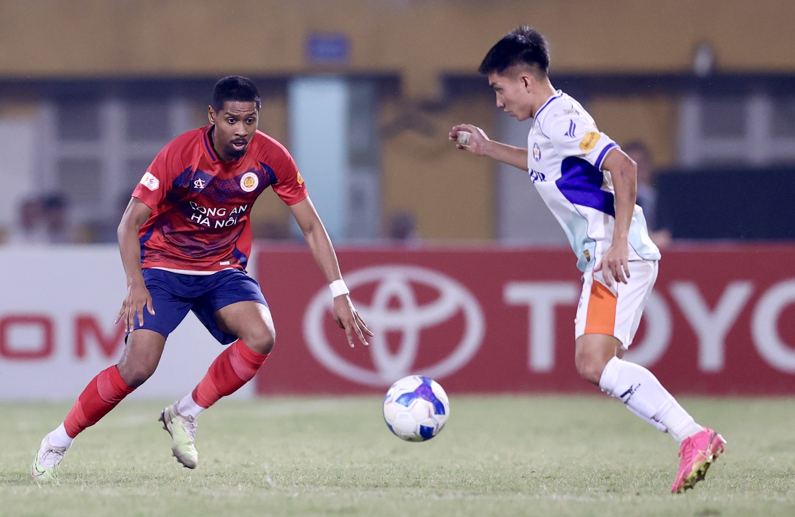 Phá 'bê tông cốt thép' của đội Đà Nẵng, CLB CAHN soán ngôi đầu V-League- Ảnh 1.