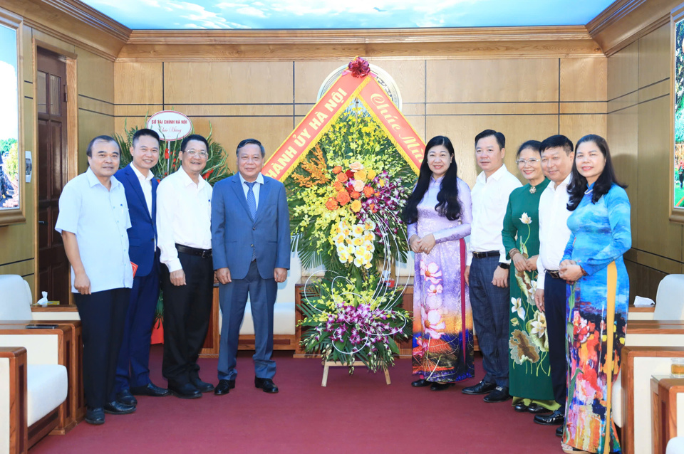 Phó Bí thư Thường trực Thành ủy Nguyễn Văn Phong tặng lẵng hoa chúc mừng Ủy ban MTTQ Việt Nam TP Hà Nội.