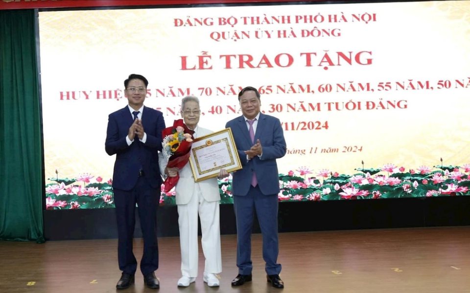 Phó Bí thư Thành ủy Hà Nội Nguyễn Văn Phong trao Huy hiệu Đảng tặng đảng viên lão thành thuộc Đảng bộ quận Hà Đông.