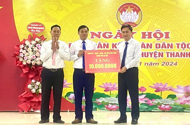 Phó Chủ tịch UBND TP Hà Nội Hà Minh Hải tặng quà của Thành phố cho khu dân cư.