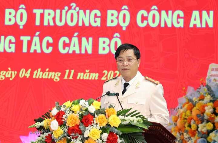 Đại tá Đinh Việt Dũng, Giám đốc Công an tỉnh Ninh Bình phát biểu tại buổi lễ.