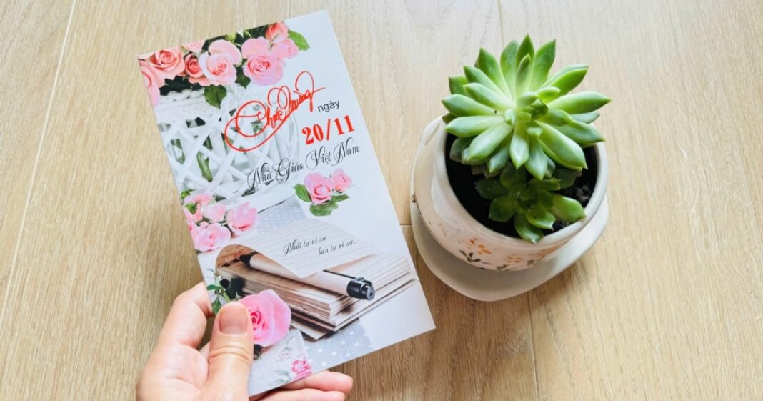 Phụ huynh ân hận vì bị cô giáo trả quà kèm phong bì giữa sân trường