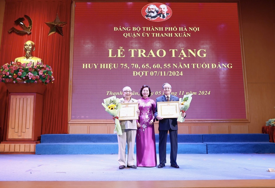 Quận ủy Thanh Xuân trao Huy hiệu Đảng tặng các đảng viên lão thành - Ảnh 1