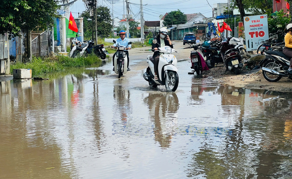 Công trình tuyến đường giao thông nội thị Lý Tự Trọng có chiều dài hơn 1km (từ lý trình Km0+000 đến Km1+069,60). Hạng mục dự án bao gồm sửa chữa, nâng cấp nền, mặt đường và công trình trên tuyến. Dự án có tổng mức đầu tư 23,5 tỷ đồng do UBND thị trấn Hà Lam làm chủ đầu tư. Thời gian thực hiện công trình 830 ngày, được khởi công vào tháng 9/2022 và dự kiến hoàn thiện tháng 12/2024.