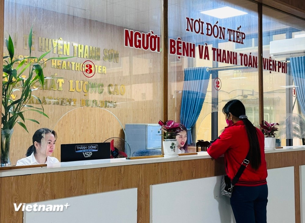 Nơi đón tiếp người bệnh khám chữa bệnh bảo hiểm y tế tại Trung tâm Y tế huyện Thanh Sơn, tỉnh Phú Thọ. (Ảnh: PV/Vietnam+)