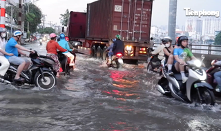 Triều cường đạt đỉnh, người dân TPHCM chật vật di chuyển giữa mênh mông nước 