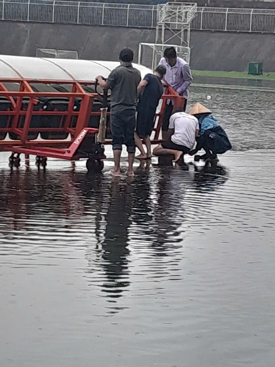 Sân Tự Do như... bể bơi, may giải hạng nhất tạm nghỉ vì đội tuyển Việt Nam- Ảnh 1.