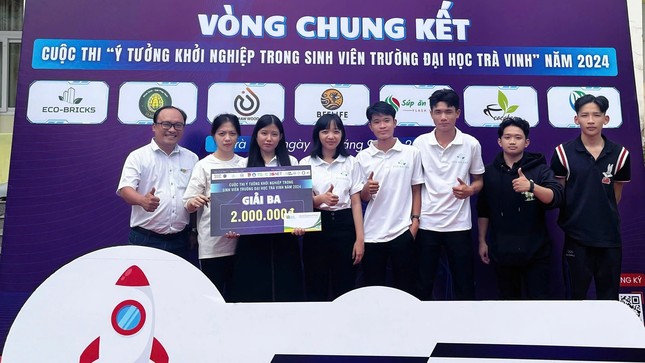 Sinh viên Đại học Trà Vinh biến chất thải nhựa thành gạch xây dựng ảnh 1