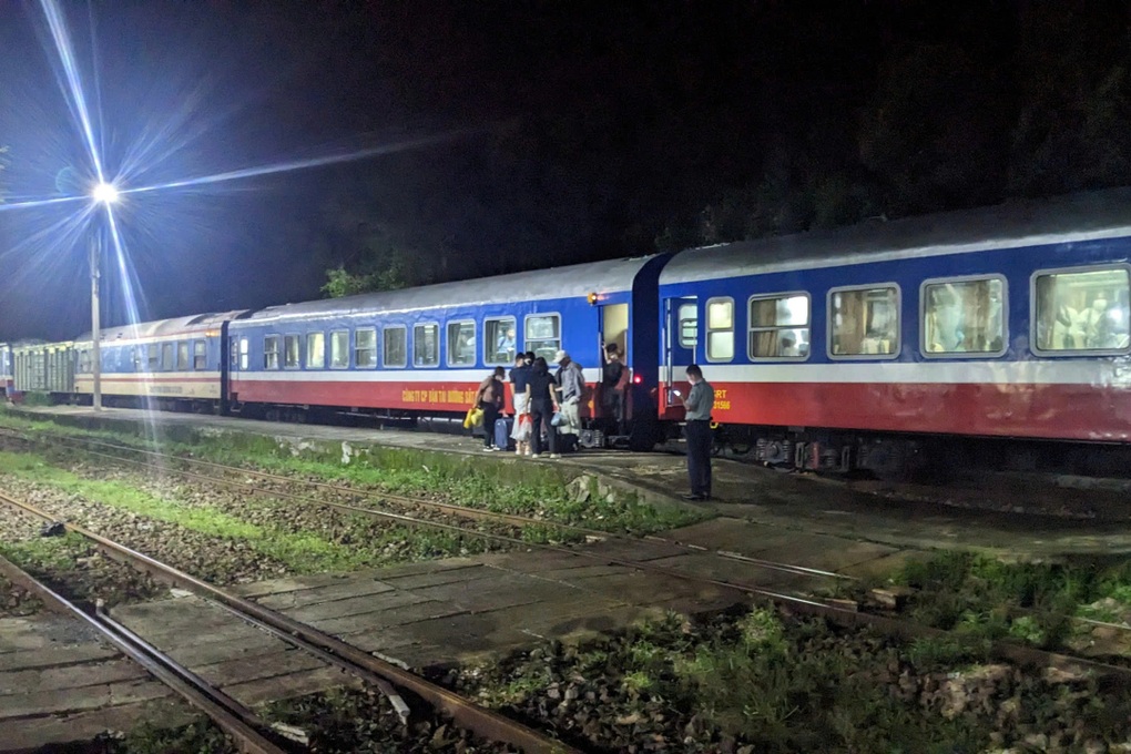 Tàu hàng trật bánh, hàng trăm hành khách được trung chuyển trong đêm - 1