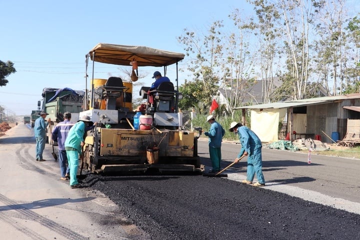 Thảm nhựa tuyến đường ĐT787B thuộc dự án đường liên tuyến kết nối vùng N8 - đường 787B - đường 789 tại tỉnh Tây Ninh. (Ảnh: Việt Khoa)