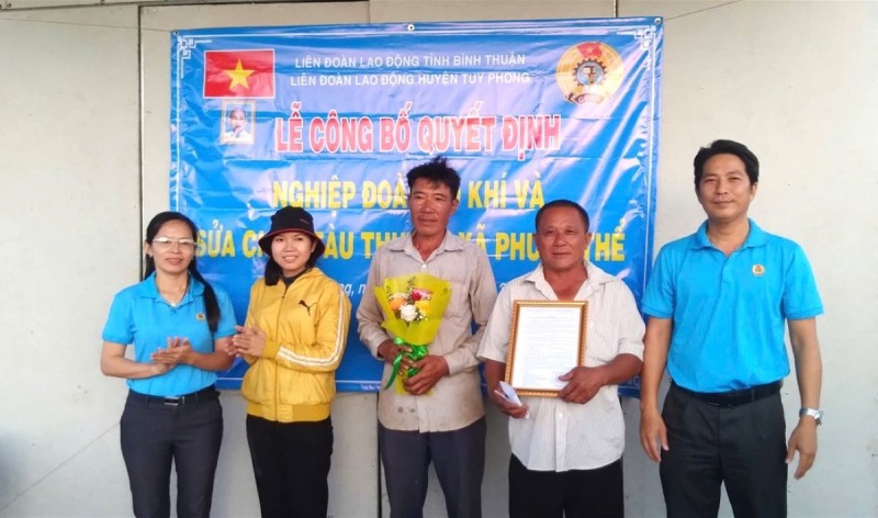 Ông Lê Ngọc Linh - Chủ tịch Liên đoàn Lao động huyện Tuy Phong trao Quyết định thành lập nghiệp đoàn cho ban chấp hành lâm thời (Ảnh: T.L).