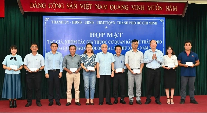 thanh pho ho chi minh khen thuong cac tac gia nhom tac gia doat giai bao chi quoc gia hinh 1