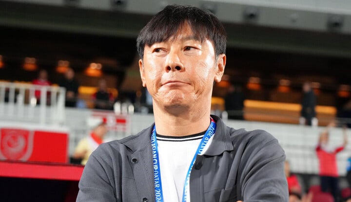 HLV Shin Tae-yong âu lo trước thềm AFF Cup 2024.