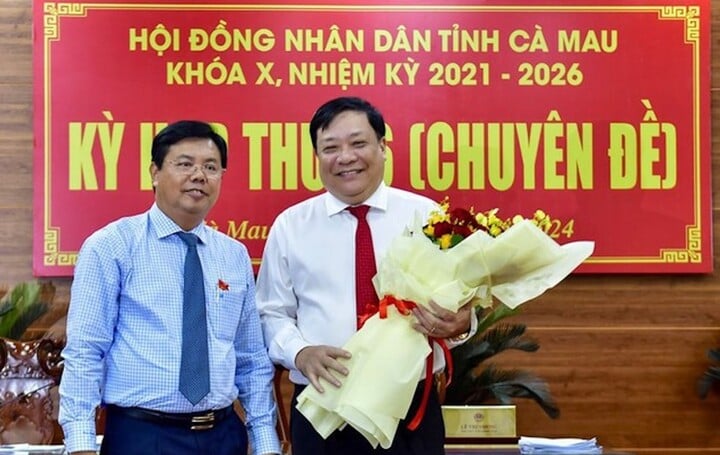 Bí thư Tỉnh uỷ, Chủ tịch HĐND tỉnh Cà Mau Nguyễn Tiến Hải (trái) tặng hoa chúc mừng tân Chủ tịch UBND tỉnh Phạm Thành Ngại. (Ảnh: Cà Mau Online)