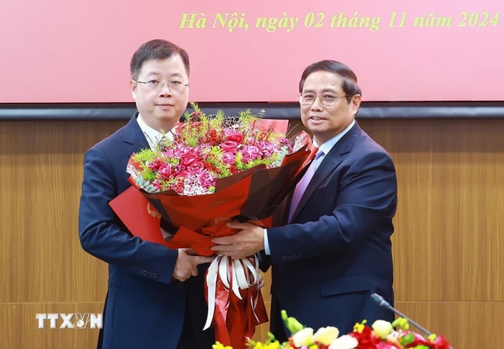 Thủ tướng Phạm Minh Chính trao quyết định bổ nhiệm và tặng hoa chúc mừng Tổng Giám đốc Đài Truyền hình Việt Nam. (Ảnh: Dương Giang/TTXVN)