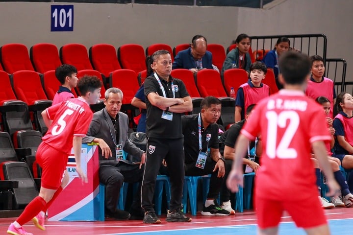 HLV tuyển futsal nữ Thái Lan, Surapong Plyouwong xin lỗi người hâm mộ vì không giành được chức vô địch giải futsal nữ Đông Nam Á 2024