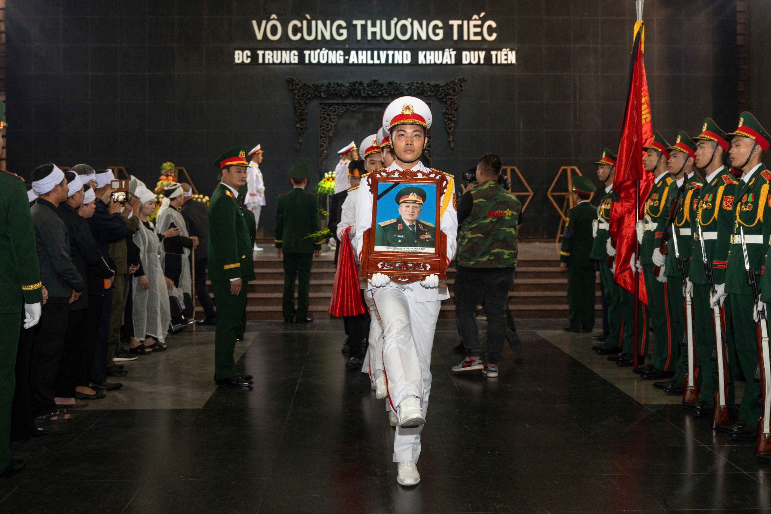 Tình đồng đội, nghĩa đồng bào trong lễ tang trung tướng - anh hùng Khuất Duy Tiến- Ảnh 1.