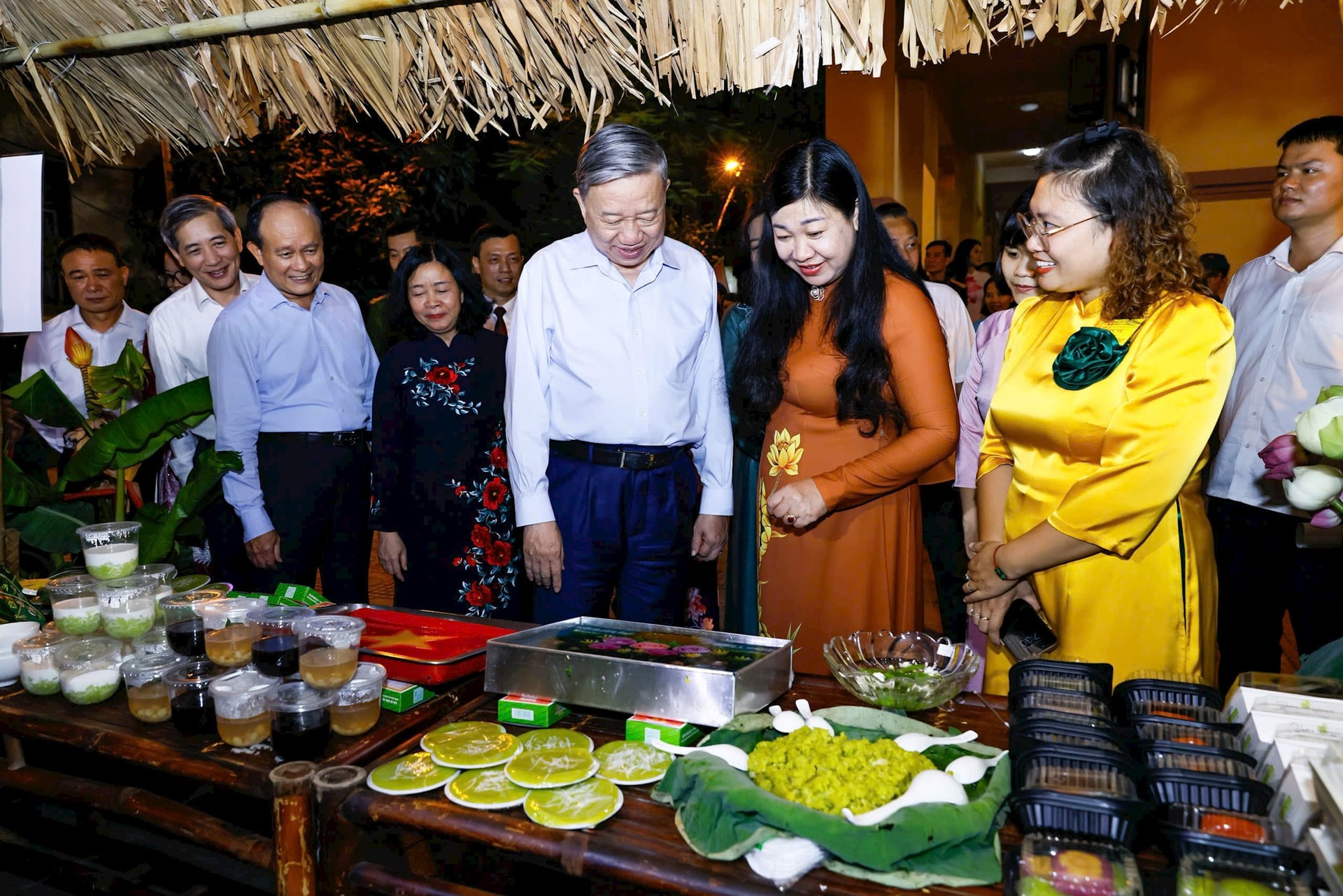 Tổng Bí thư Tô Lâm và các đại biểu tham quan các gian hàng trưng bày tại Ngày hội. Ảnh: Quang Vinh.