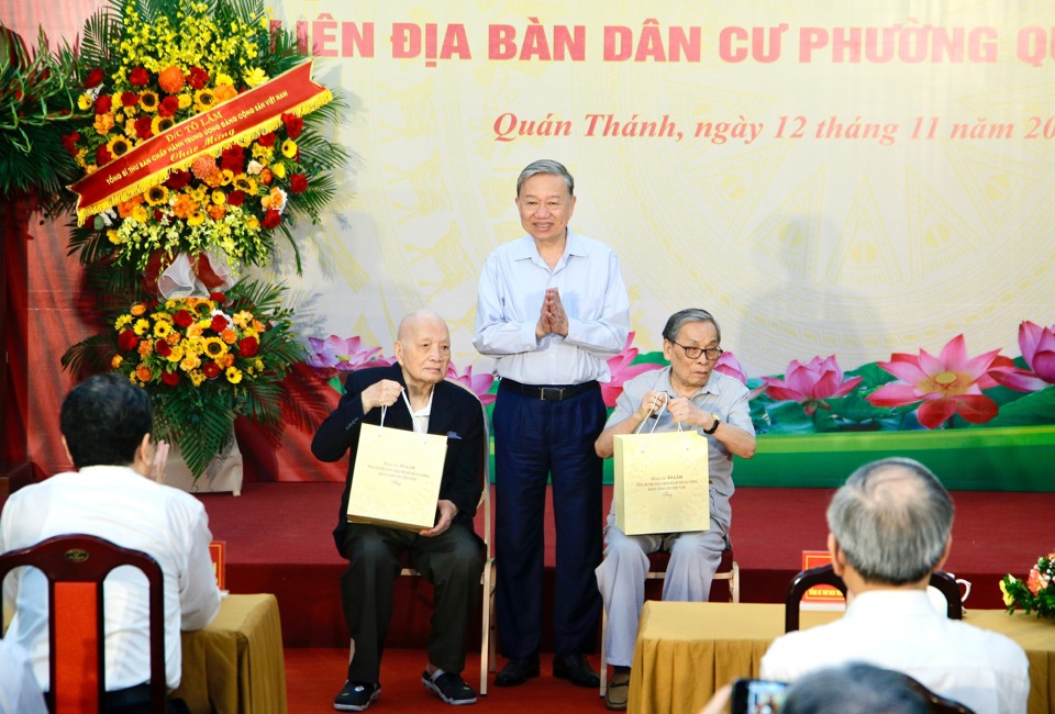 Tổng Bí thư Tô Lâm trao quà cho các cựu chiến sĩ tham gia giải phóng Thủ đô và chiến trường Điện Biên Phủ.