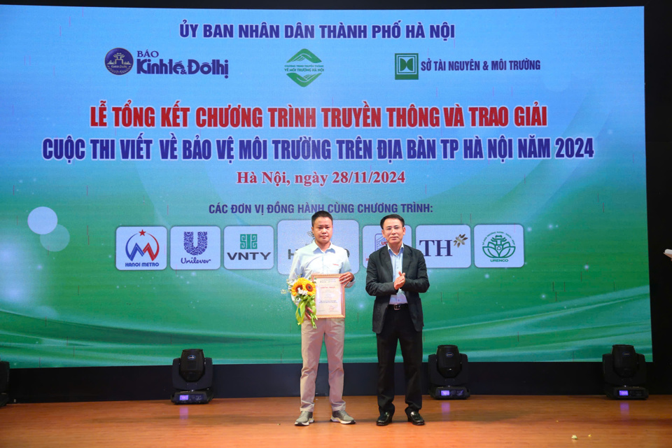 trao giai chuong trinh truyen thong ve bao ve moi truong tren dia ban ha noi hinh 1