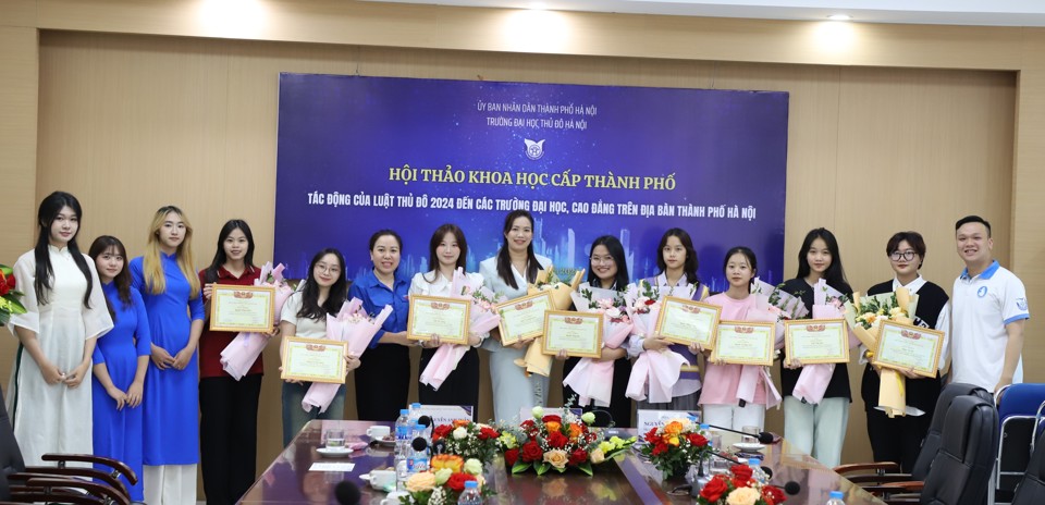 Trao giải Cuộc thi “Tìm hiểu Luật Thủ đô 2024” - Ảnh 1