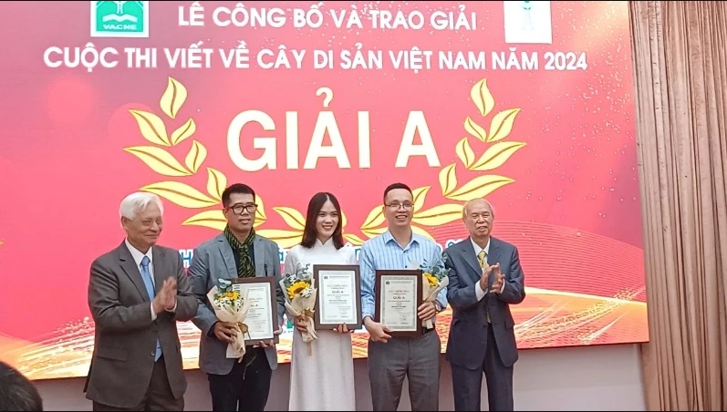 trao giai cho 25 tac pham tai cuoc thi viet ve cay di san viet nam  nam 2024 hinh 1