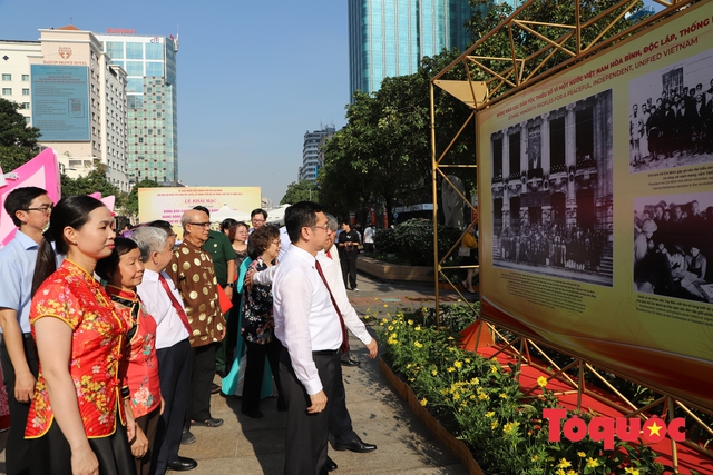 Đồng bào dân tộc thiểu số vui mừng, cảm động tới tham quan triển lãm hình ảnh về đồng bào các dân tộc - Ảnh 1.