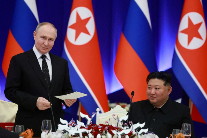 Tổng thống Nga Vladimir Putin và nhà lãnh đạo Triều Tiên Kim Jong-un tham dự tiệc chiêu đãi cấp nhà nước tại Bình Nhưỡng, Triều Tiên, ngày 19/6. (Ảnh: Reuters)