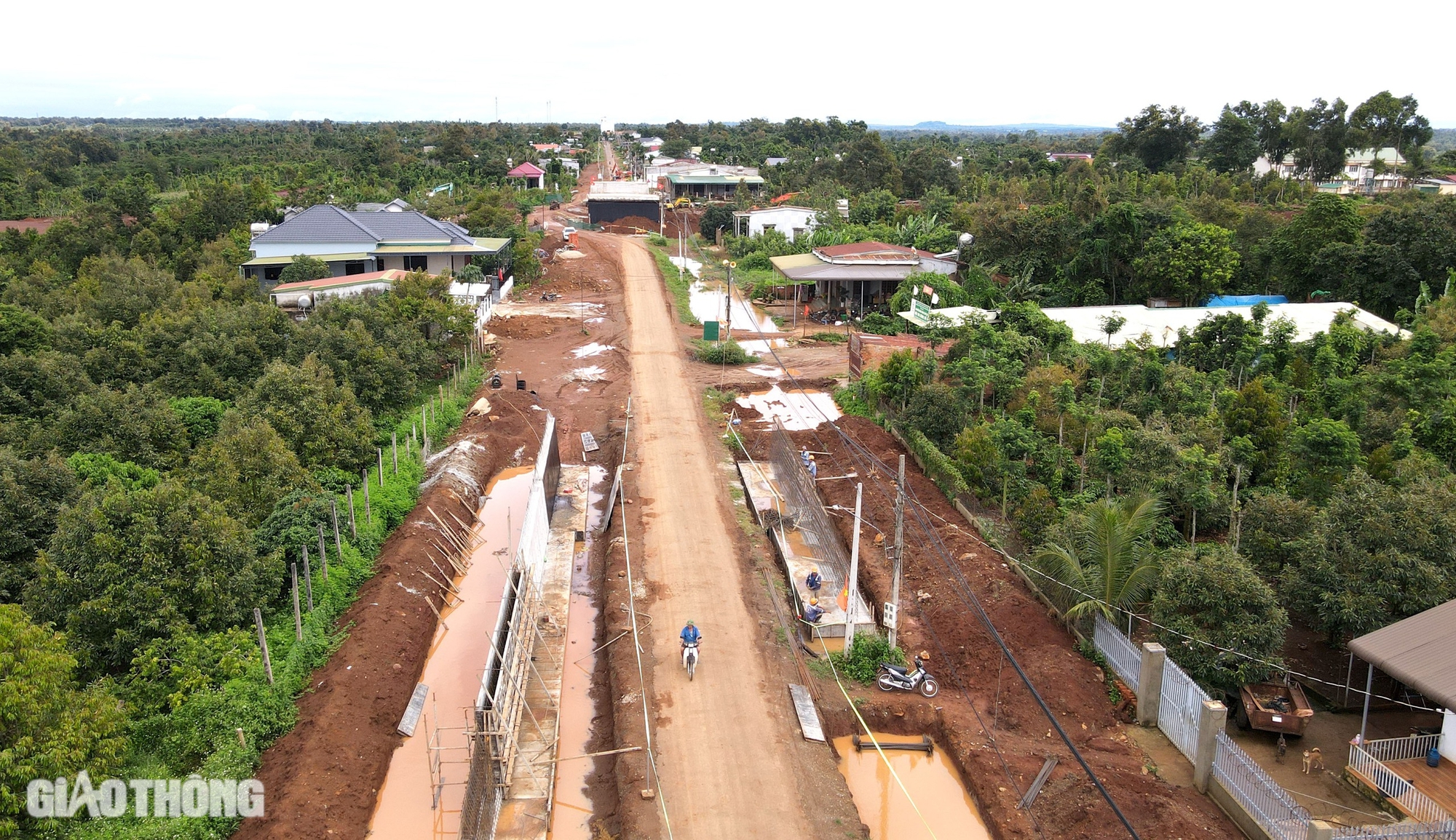 Trụ điện, cáp quang chằng chịt cản tiến độ cao tốc Khánh Hòa - Buôn Ma Thuột- Ảnh 1.