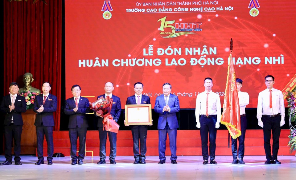 Phó Bí thư Thường trực Thành ủy Hà Nội Nguyễn Văn Phong trao Huân chương Lao động hạng Nhì tặng trường Cao đẳng Công nghệ cao Hà Nội