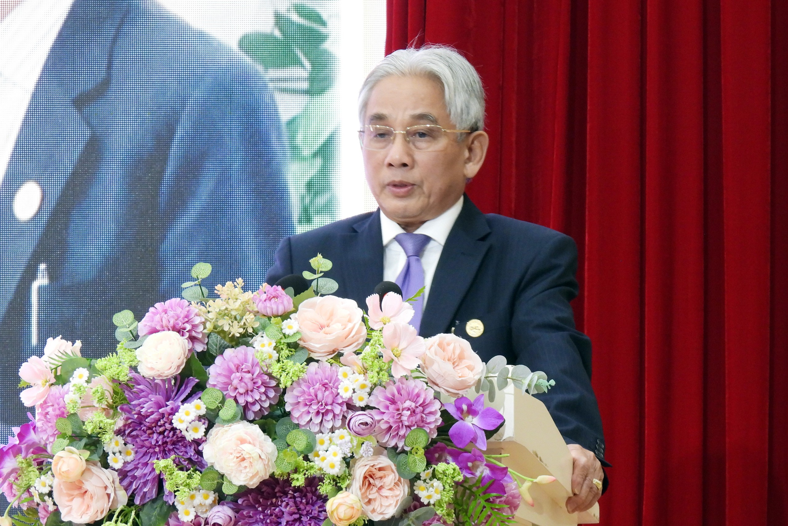 Cuu Long University نے لاؤس اور کمبوڈیا کے بہت سے نئے گریجویٹس کو ڈپلومے سے نوازا - تصویر 2۔ Trường ĐH Cửu Long trao bằng tốt nghiệp cho nhiều tân cử nhân Lào, Campuchia- Ảnh 2.