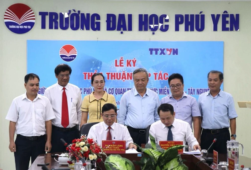 Lãnh đạo Cơ quan Thông tấn xã Việt Nam khu vực Miền Trung-Tây Nguyên và Trường Đại học Phú Yên ký kết hợp tác truyền thông. (Ảnh: Tường Quân)