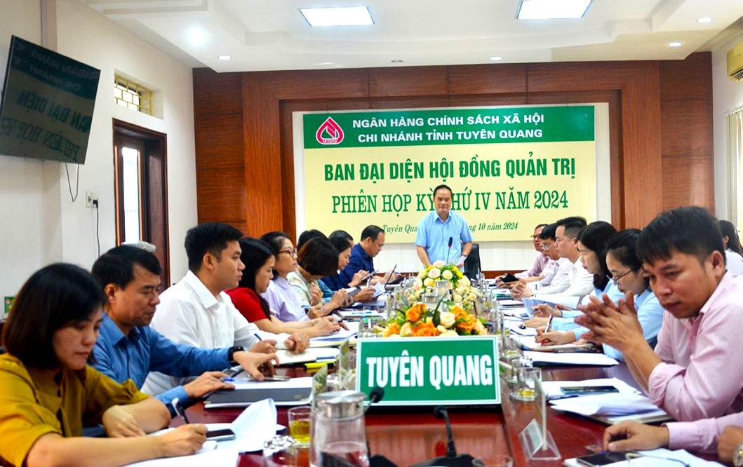  Phó Chủ tịch UBND tỉnh Tuyên Quang, Trưởng Ban đại diện Hội đồng Quản trị Chi nhánh Ngân hàng CSXH Hoàng Việt Phương chủ trì phiên họp.