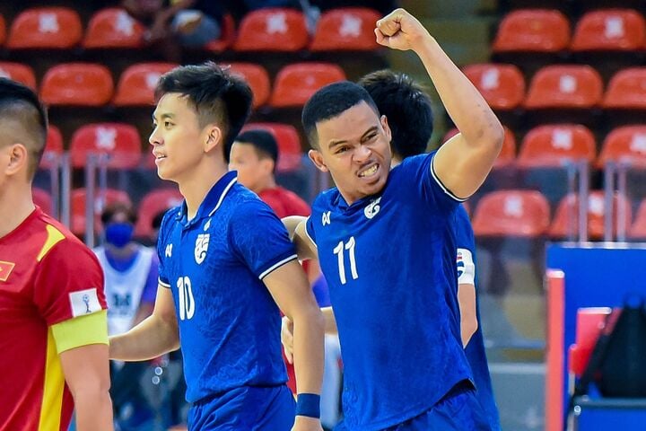 Muhammad Osamanmusa (áo xanh, phải) trong trận đấu gặp tuyển futsal Việt Nam.