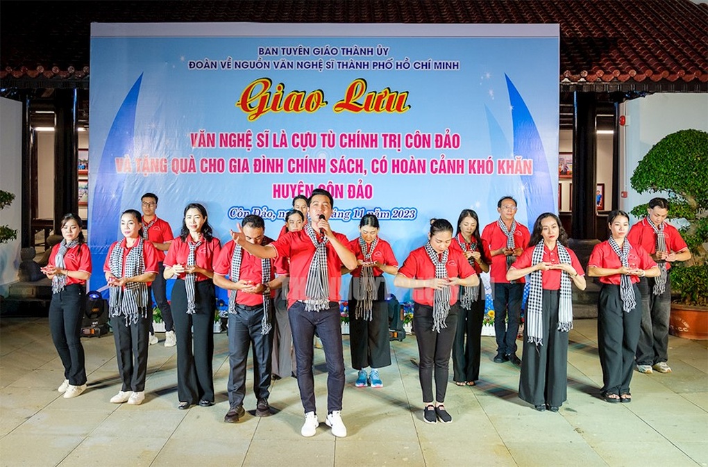 Văn nghệ sĩ TPHCM tham gia về nguồn, kỷ niệm ngày lễ lớn - 1