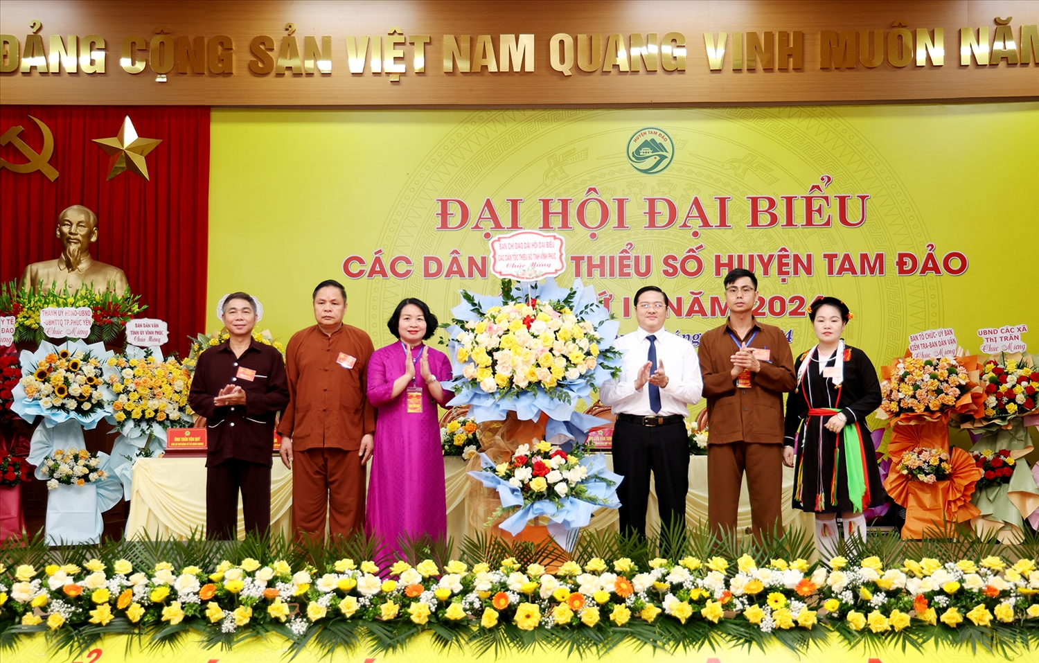 Ông Hoàng Anh (Áo trắng), Phó Trưởng ban phụ trách Ban Dân tộc tỉnh Vĩnh Phúc dự Đại hội đại biểu các DTTS huyện Tam Đảo