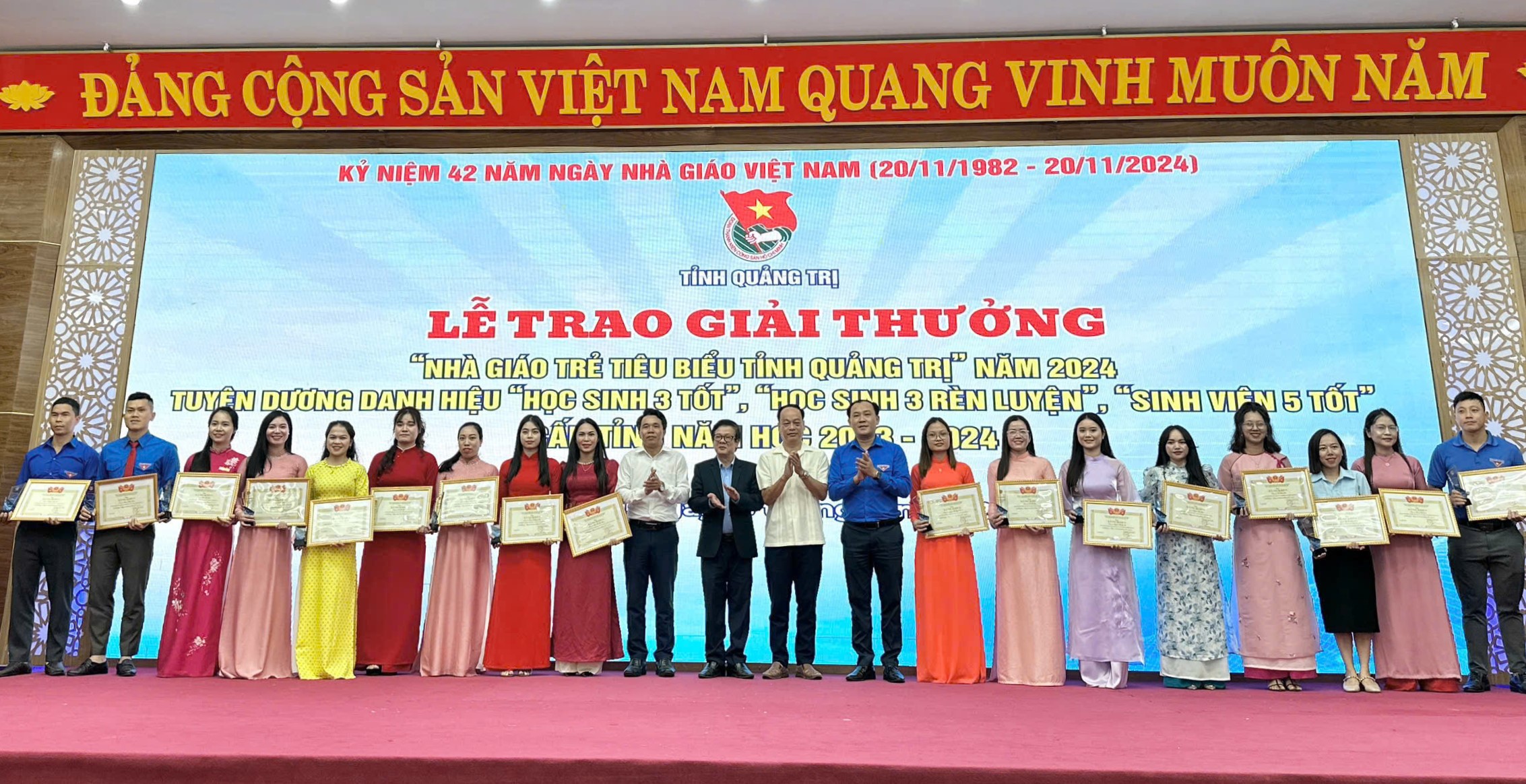 Quảng Trị: Vinh danh nhà giáo trẻ, học sinh, sinh viên tiêu biểu- Ảnh 1.