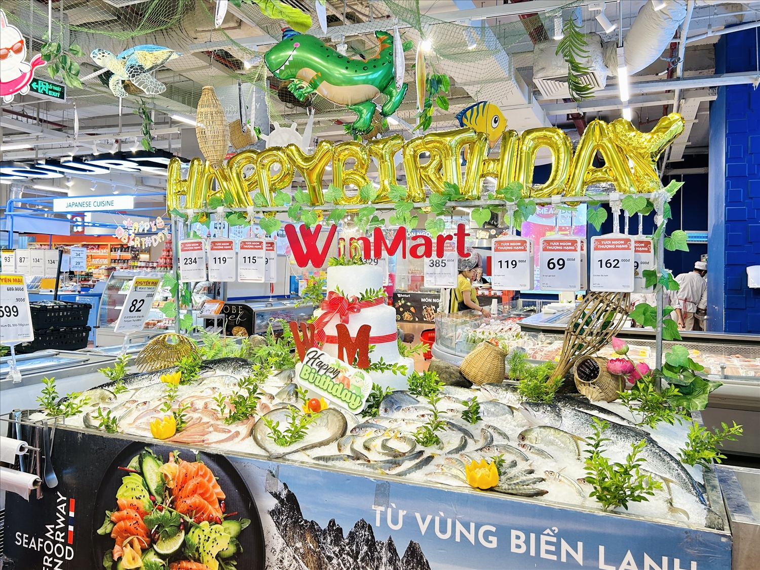 WinMart trang trí không gian siêu thị mừng sinh nhật