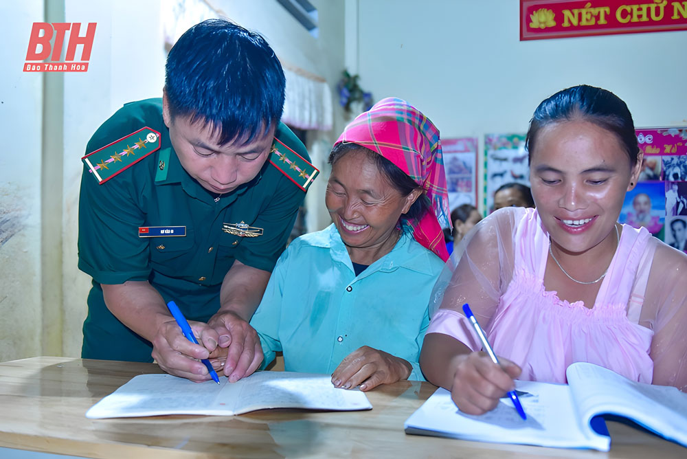 “Thầy giáo mang quân hàm xanh” đại úy Hơ Văn Di dạy chữ cho đồng bào người dân tộc ở huyện Mường Lát, tỉnh Thanh Hóa. Ảnh: HÀNG ĐÔNG