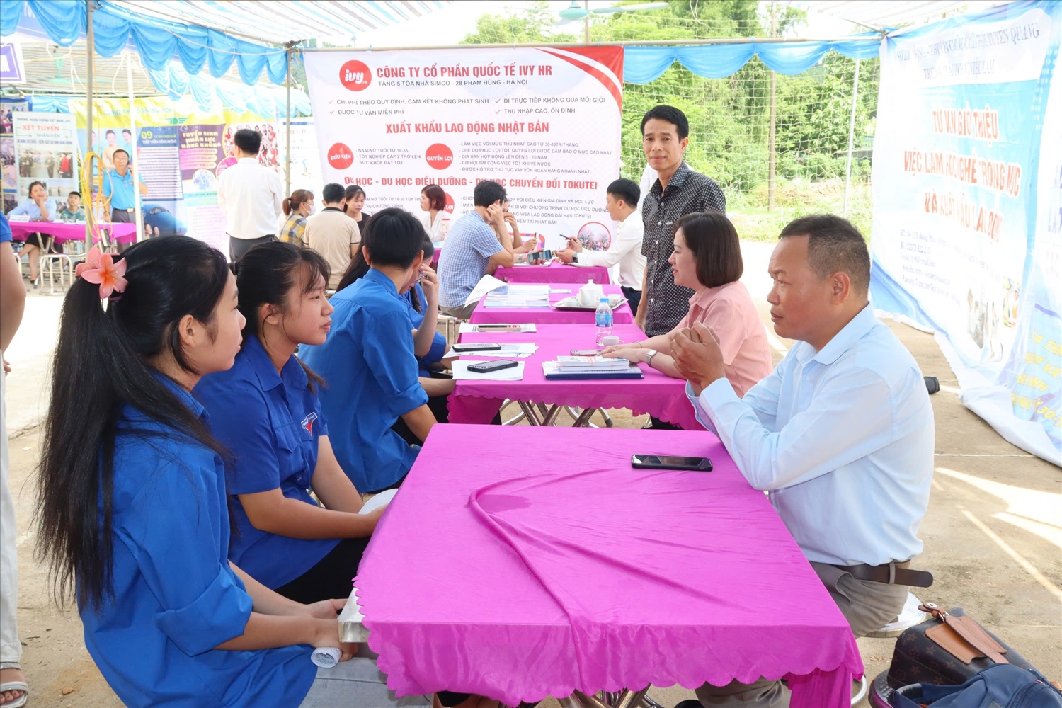 Nhiều thanh niên huyện Yên Sơn được tư vấn tìm kiếm việc làm trong nước và xuất khẩu lao động tại các phiên giao dịch việc làm do UBND huyện tổ chức