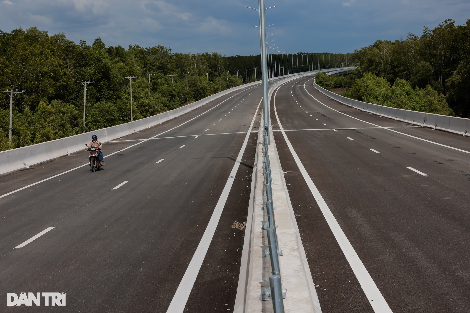 Ngắm cao tốc Bến Lức - Long Thành nhánh Đông dài 7km sắp thông xe - 3